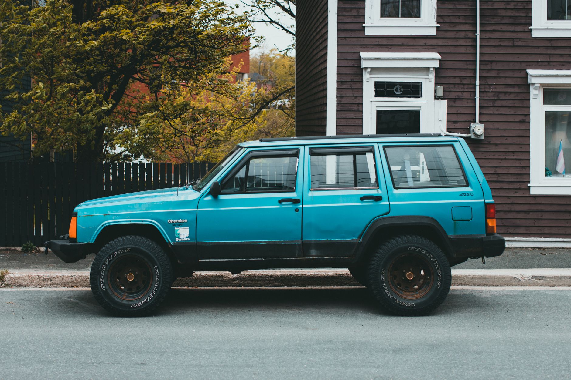 SUV 운전석과 계기판